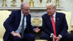 Presiden AS Donald Trump (kanan) bertemu Perdana Menteri Irlandia Micheál Martin di Gedung Putih, hari Rabu (12/3). 