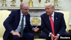 Presiden AS Donald Trump (kanan) bertemu Perdana Menteri Irlandia Micheál Martin di Gedung Putih, hari Rabu (12/3). 