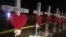 Cruces en honor de las víctimas de la masacre en la Primera Iglesia Bautista de Sutherland Springs, Texas, fueron colocadas frente al lugar de la tragedia. Foto: Gesell Tobías, VOA. Nov. 8, 2017.