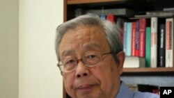 Fang Lizhi, renowned Chinese dissident, at University of Arizona, in an interview by the Japanese Japanese Siglo Ltd 日本电影发行公司SIGLO提供, in 2009 2009年方励之在美国亚利桑那大学接受采访