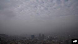 La neblina y el humo de los incendios forestales se ciernen sobre La Paz, Bolivia, el lunes 9 de septiembre de 2024.