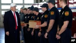 도널드 트럼프 전 대통령이 지난 14일 아이오와주의 한 소방서를 찾아 피자를 돌리면서 유세 활동을 벌이고 있다.