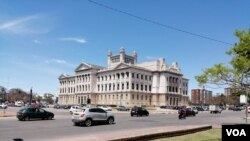 El Palacio Legislativo, sede del Parlamento de Uruguay, en Montevideo, el 10 de marzo de 2021. [Foto: Leonardo Luzzi, VOA]