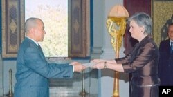 King Sihamoni of Cambodia accepts diplomatic papers from newly appointed US Ambassador Carol Rodley, 2009.