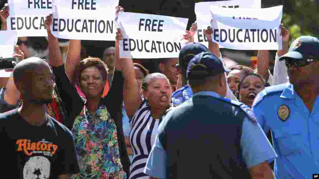 Des étudiants sud-africains manifestent au Cap, jeudi 22 octobre 2015. (AP/Nardus Engelbrecht)
