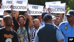 Des étudiants sud-africains manifestent à Cape Town, en Afrique du sud, le 22 octobre 2015. (AP/Nardus Engelbrecht)