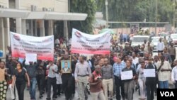 Waandishi wa habari waandamana jijini Dar es Salaam kudai usalama zaidi wanapofanya kazi.