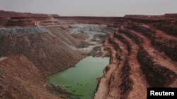 La mine d'uranium à ciel ouvert de Tamgak à Arlit, le 25 septembre 2013.