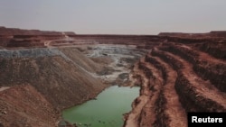 La mine d’uranium à ciel ouvert de Tamgak est visible à l’usine d’exploitation d’uranium d’Areva à Somair à Arlit, le 25 septembre 2013.