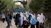 Sejumlah siswa di sebuah sekolah dasar di Kabul, Afghanistan, meninggalkan kelas setelah menyelesaikan kegiatan belajar pada 27 Maret 2021. (Foto: AP/Rahmat Gul)