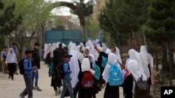 Sejumlah siswa di sebuah sekolah dasar di Kabul, Afghanistan, meninggalkan kelas setelah menyelesaikan kegiatan belajar pada 27 Maret 2021. (Foto: AP/Rahmat Gul)