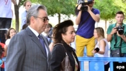 Diego Torres, ancien partenaire d'affaires du mari de la princesse Cristina d'Espagne Inaki Urdangarin à l'Institut Noos, et son épouse, Ana Maria Tejeiro, arrivent pour assister à une audience du procès à l'Académie des Baléares de l'administration publique (EBAP) à Palma de Majorque, aux Baléares, Espagne, 10 juin 2016. epa/ATIENZA