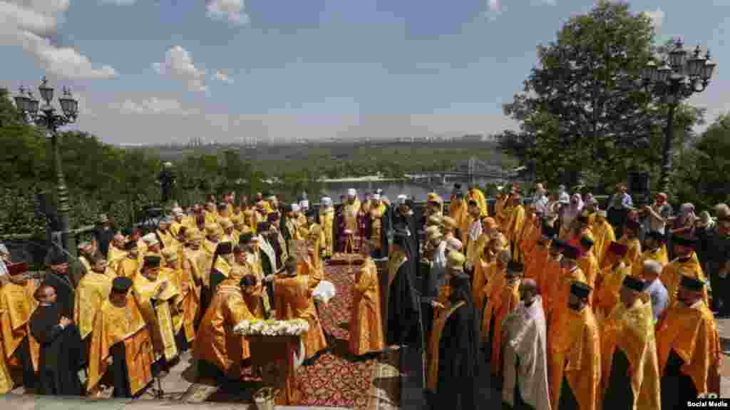 گروهی از مسیحیان در بیرون شهر کییف اوکراین، ۱۰۳۲ سالگی مسیحی شدن اجداد&zwnj;شان را جشن گرفتند