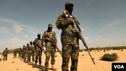 Militan Al-Shahab (atas) dilaporkan bentrok dengan pasukan Ethiopia dan Somalia di Somalia barat daya.