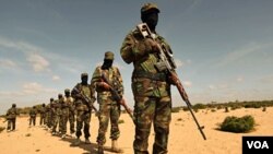 Militan Al-Shahab (atas) dilaporkan bentrok dengan pasukan Ethiopia dan Somalia di Somalia barat daya.