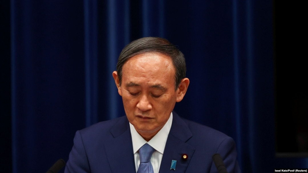 Perdana Menteri Jepang Yoshihide Suga menghadiri konferensi pers tentang tanggapan Jepang terhadap pandemi COVID-19, di kediaman resminya selama Olimpiade Tokyo 2020 di Tokyo, Jepang, 30 Juli 2021. (Foto: Reuters/Issei Kato)