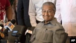 Mahathir Mohamad smiles during a press conference in Kuala Lumpur, Malaysia on Thursday, May 10, 2018. (AP Photo/Adrian Hoe)