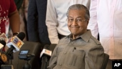 លោក Mahathir Mohamad ញញឹម​ក្នុង​សន្និសីទ​កាសែត​​មូួយ​ក្នុង​ទីក្រុង​ Kuala Lumpur ប្រទេស​ម៉ាឡេស៊ី​កាលពី​ថ្ងៃទី​១០ ខែ ឧសភា ឆ្នាំ ២០១៨។