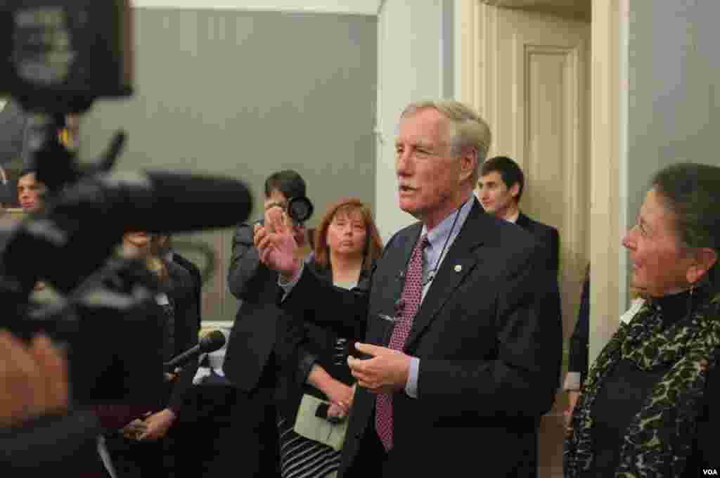 New Senator Angus King speaks to reporters after the swearing-in ceremony, January 3, 2013.