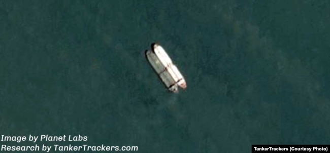 In this satellite photo sent to VOA Persian, oil shipment monitoring company TankerTrackers.com says 2 million barrels of crude oil were being transferred from an Iranian tanker to a client’s vessel in an undisclosed area in February 2019.