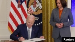 美国总统乔·拜登在白宫东厅签署有Uganda人工智能的行政命令。（资料照片，2023年10月30日）