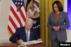 Presiden AS Joe Biden meneken Perintah Eksekutif terkait Kecerdasan Buatan di Gedung Putih di Washington pada 30 Oktober 2023. (Foto: Reuters)