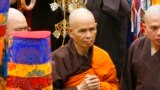 Thiền sư Thích Nhất Hạnh đến tham dự một thời kinh tại chùa Vĩnh Nghiêm, thành phố Hồ Chí Minh, trong lần về Việt Nam hồi năm 2007 
