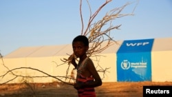 Un niño refugiado en la región de Tigray, Etiopía, camina frente a una carpa del Programa Mundial de Alimentos en Sudán, el 23 de noviembre de 2020.