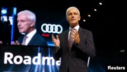 Volkswagen CEO Matthias Mueller berbicara di pembukaan Frankfurt Motor Show, di Frankfurt, Jerman, 11 September 2017. 