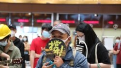 民眾在台北車站舉牌“撐”香港。（美國之音李玟儀攝）