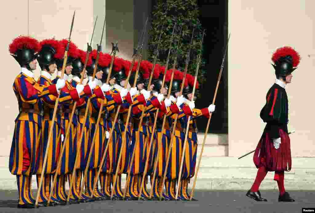 Swiss Guards stand at attention prior to Lebanon&#39;s President Michel Aoun arrival to meet with Pope Francis at the Vatican.