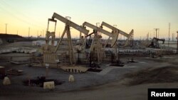 Oil rig pumpjacks, yang juga dikenal sebagai thirsty birds, milik Occidental Petroleum Corporation (Oxy), di dekat Long Beach, California, 30 Juli 2013. (Foto: dok).