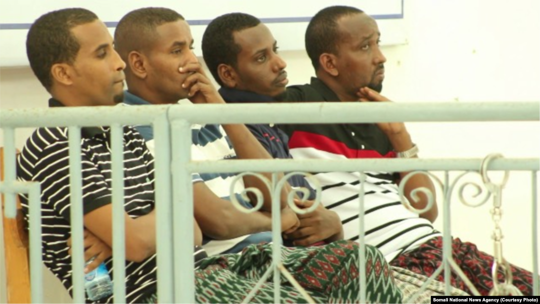Para terdakwa Abdiweli Ahmed Diriye, Abdul Abdi Warsame, Hassan Aden Isak, dan Mukhtar Mohamud Hassan menghadiri persidangan pengadilan militer di Mogadishu, 1 Januari 2018, untuk kasus serangan bom truk pada 14 Oktober 2017 di Mogadishu yang membunuh 512 orang.
