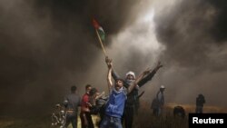 가자지구의 팔레스타인 시위자들이 6일 보안장벽 근처에서 이스라엘군에 대응해 시위하고 있다. 