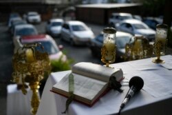 Injil di altar saat Misa Minggu lantatur yang diadakan oleh Pastor Jonathan Gonzalez di halaman gereja untuk mencegah penyebaran virus corona di kawasan El Paraiso, Caracas, Venezuela, 25 Oktober 2020. (Foto: Matias Delacroix/AP)