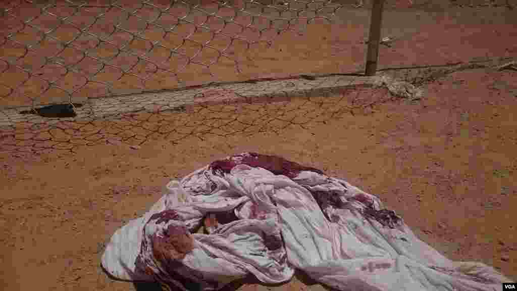 Un vêtement renpli du sang sur le sol, Kidal, le 18 avril 2016.