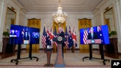 Tổng thống Mỹ Joe Biden tham dự một cuộc họp trực tuyến với Thủ tướng Anh Boris Johnson (phải) và Thủ tướng Úc Scott Morrison về một hiệp ước an ninh ba bên trong Phòng Đông của Nhà Trắng ở Washington, ngày 15 tháng 9, 2021.
