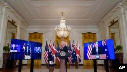 جو بایدن در جلسه مشترک با نخست وزيران بریتانیا و استرالیا(به شکل مجازی و با ویدئو کنفرانس) در کاخ سفید