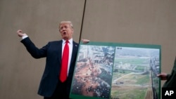 President Donald Trump memberikan keterangan kepada wartawan tentang rencana pembangunan tembok perbatasan di San Diego, California, 13 Maret 2018. (Foto: dok).