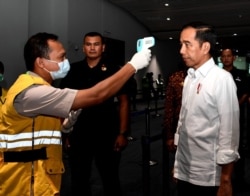 Presiden Joko Widodo meninjau langsung pembersihan dengan disinfektan di Bandara Soetta, Cengkareng, Jumat, 13 Maret 2020. (Foto: Biro Setpres)