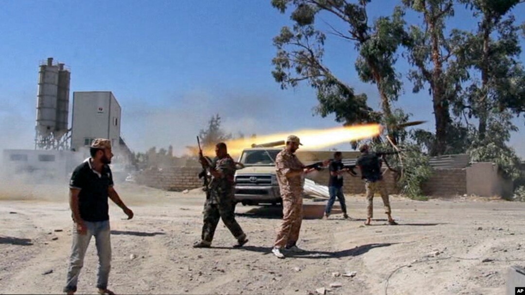 Para anggota kelompok 'Brigade Misarata' dalam pertempuran dengan kelompok milisi lainnya memperebutkan bandara Tripoli (foto: dok).