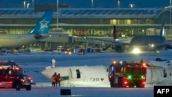 Pesawat Delta Air Lines dalam posis terbalik di Bandara Pearson Toronto, Ontario, 17 Februari 2025. (Foto: Geoff Robins/AFP)