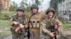 Pendiri kelompok tentara bayaran swasta Wagner Yevgeny Prigozhin berpose dengan tentara bayaran "Biber" dan "Dolik" di Bakhmut, Ukraina, 25 Mei 2023. (Foto: via Reuters)