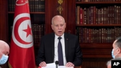 Le président tunisien Kais Saied, au centre, dirige une réunion de sécurité avec des membres de l'armée et des forces de police à Tunis, en Tunisie, dimanche 25 juillet 2021.