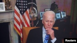 El presidente Joe Biden, que permanece en aislamiento tras dar positivo por COVID-19, participa en una reunión virtual desde la Casa Blanca, el 25 de julio de 2022.