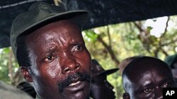 Le leader de la LRA, Joseph Kony (à g.) dans un point de presse (archives 2006)