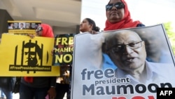 FILE - Supporters of former Maldivian president Mohamed Nasheed take part in a protest against the current Maldives President Abdulla Yameen, demanding the release of opposition political prisoners in front of the Maldives embassy in Colombo, March 6, 2018.