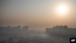 بھارتی دارلحکومت نئی دیلی میں صبح کے وقت فضائی آلودگی کا ایک منظر، 16 اکتوبر 2020