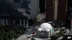 Gereja Ortodoks Yunani St.Nicholas yang belum selesai dibangun merupakan bagian dari World Trade Center Senin, 9 September 2019 di New York. (Foto AP / Mark Lennihan)