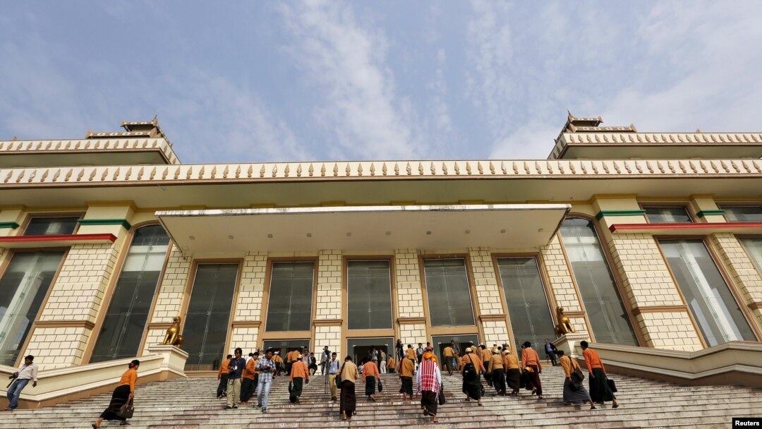 Anggota parlemen tiba di Gedung Parlemen di Naypyitaw, Myanmar. (Foto:Dok)